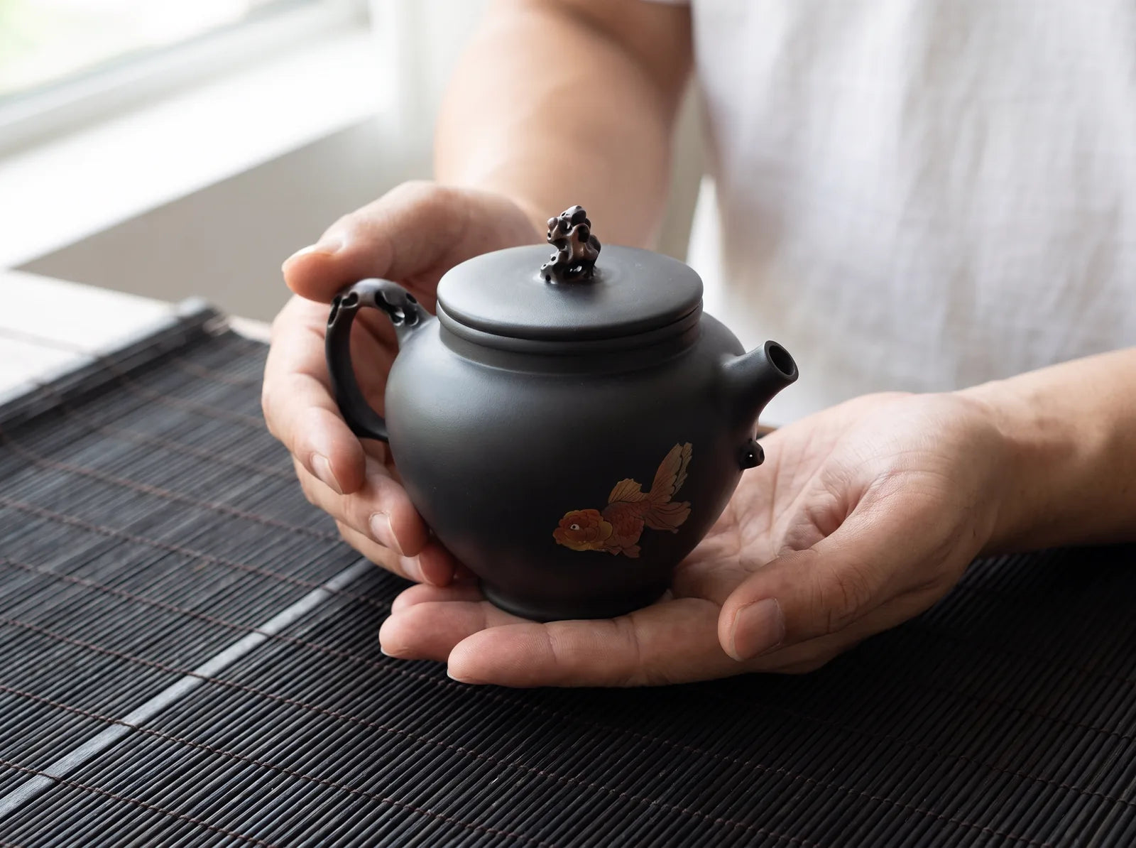 Jianshui – Black Duozhi Teapot with Goldfish in the product gallery