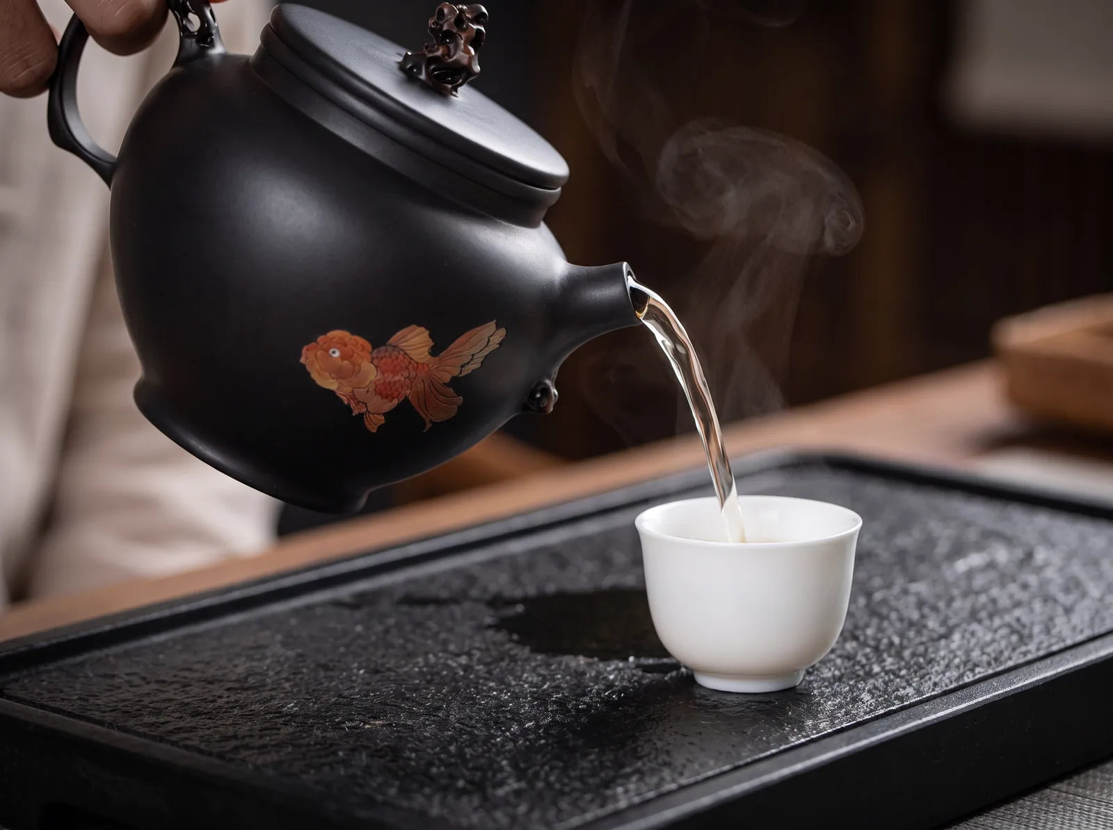 Black Duozhi Goldfish: lid, handle, and spout aligned for a steady pour