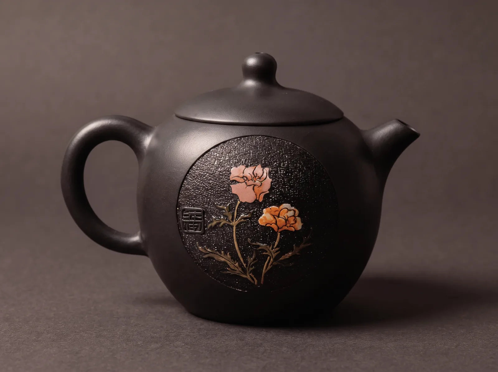 Black Pearl Blossom: compact rounded body, low lid, and balanced pouring profile
