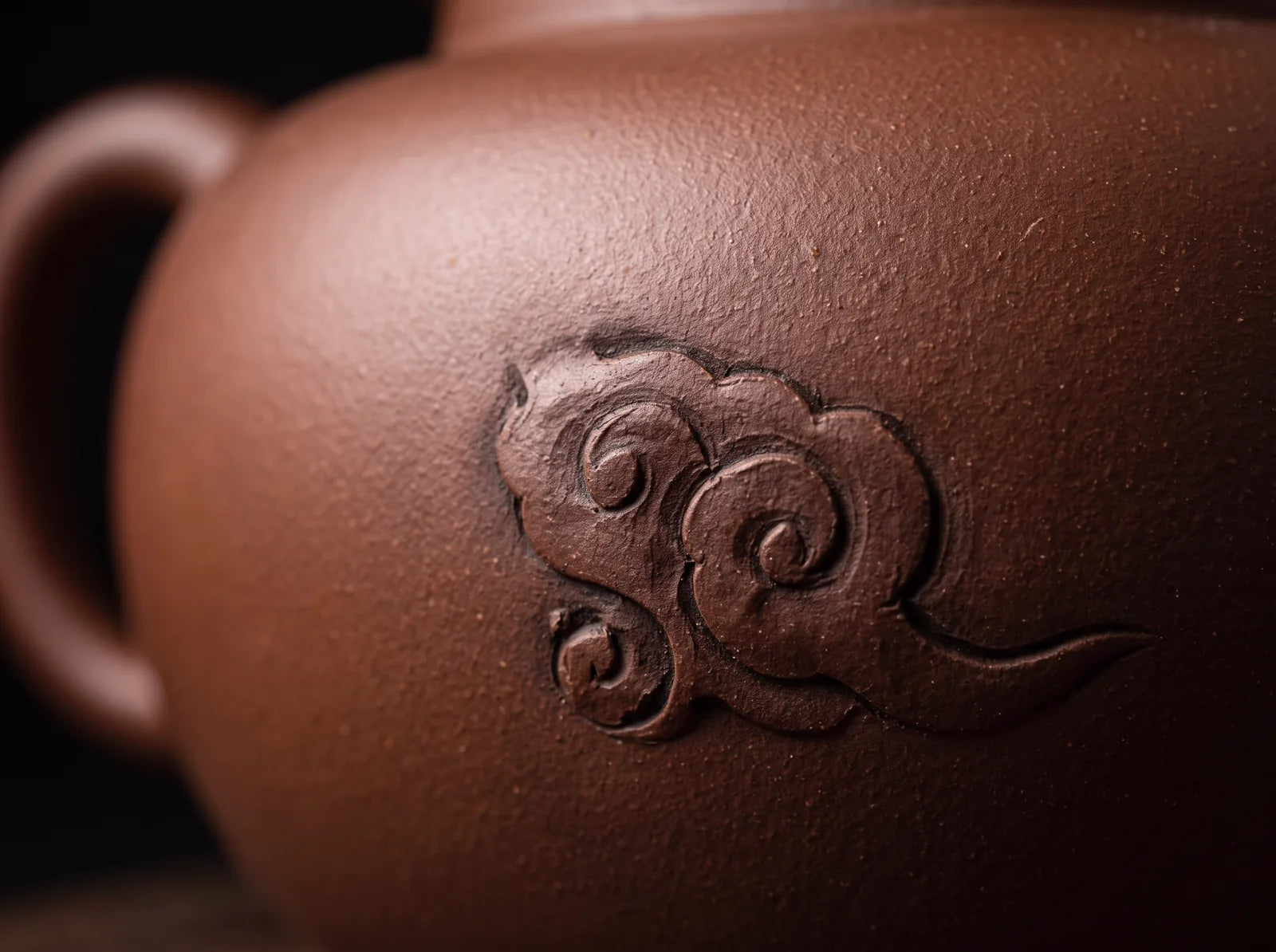 Cloud Grace: softly rounded body, cloud-like lid knob, and curved handle