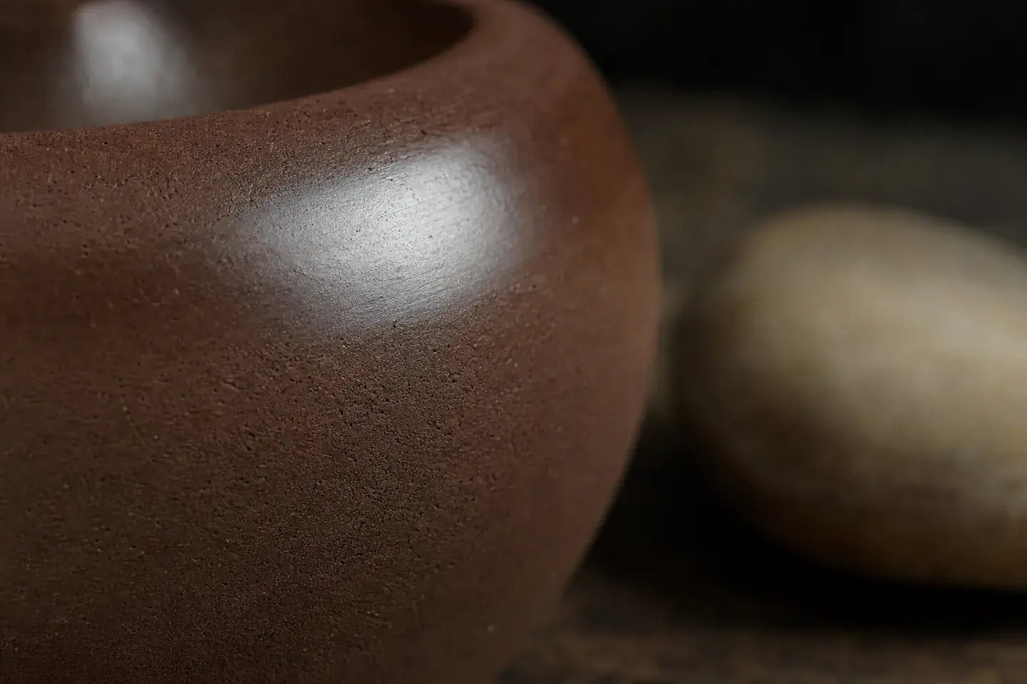 Natural lustre emerging from unglazed Jianshui clay